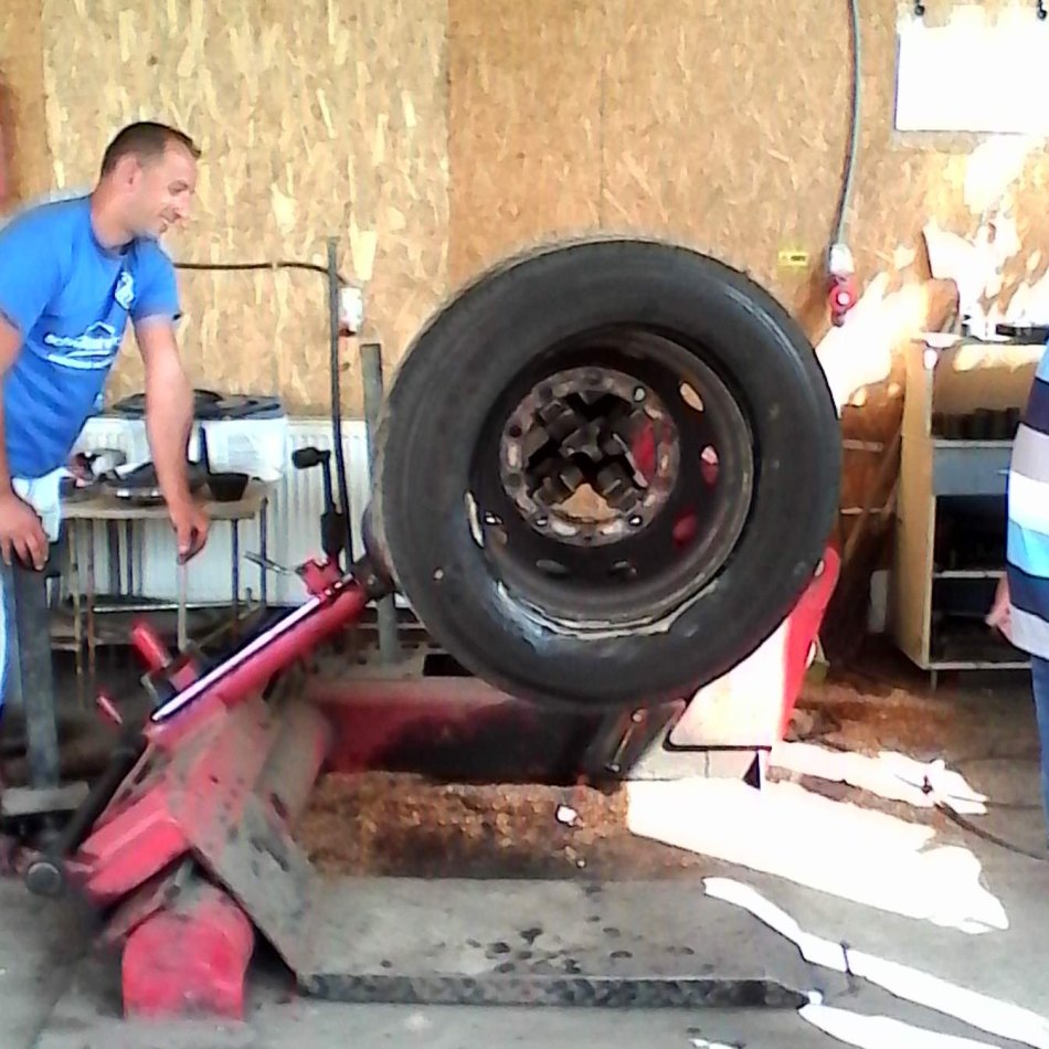 demontare anvelopa autocamion